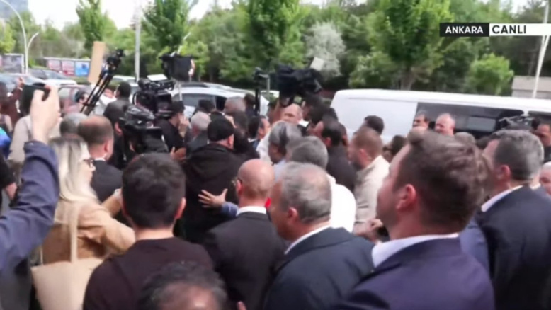 MECLİS'E YÜRÜYÜŞE BAŞLADI