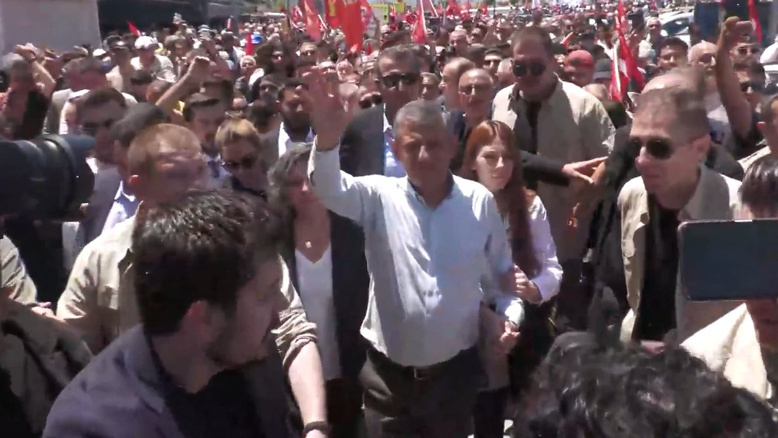 ÖZGÜR ÖZEL GÜNDOĞDU MEYDANI'NA YÜRÜYOR