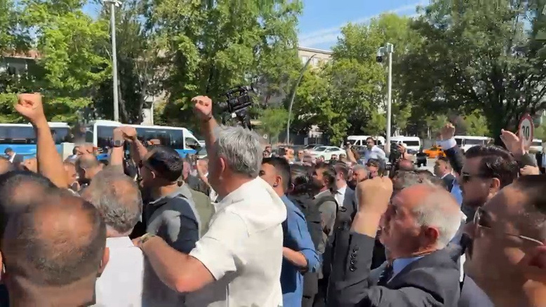 KILIÇDAROĞLU DESTEKÇİSİ GELİNCE GERGİNLİK ÇIKTI