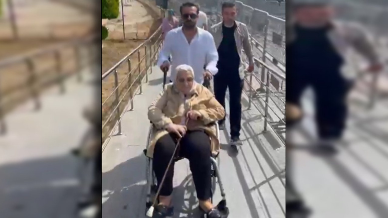 BUĞRA GÖKCE'NİN 80 YAŞINDAKİ ANNESİ TEKERLEKLİ SANDALYEYLE DESTEĞE GELDİ