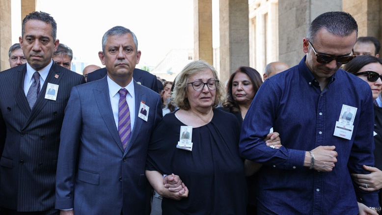 ORHAN SÜR'ÜN EŞİ ÖZEL'İN YANINDA
