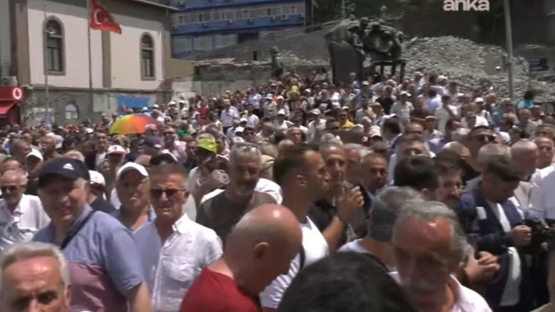 MİTİNG GİBİ KARŞILAMA