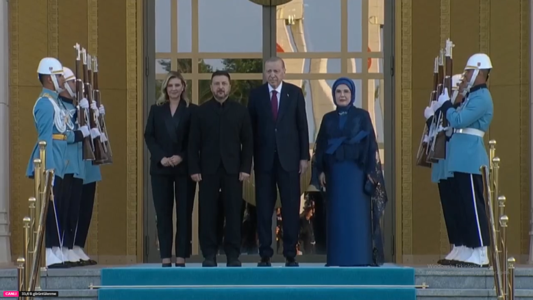 ZELENSKİ VE EŞİ DE RESEPSİYONA KATILDI