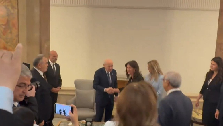 BAHÇELİ VE DEM PARTİLİLER KULİSTE TOKALAŞTI