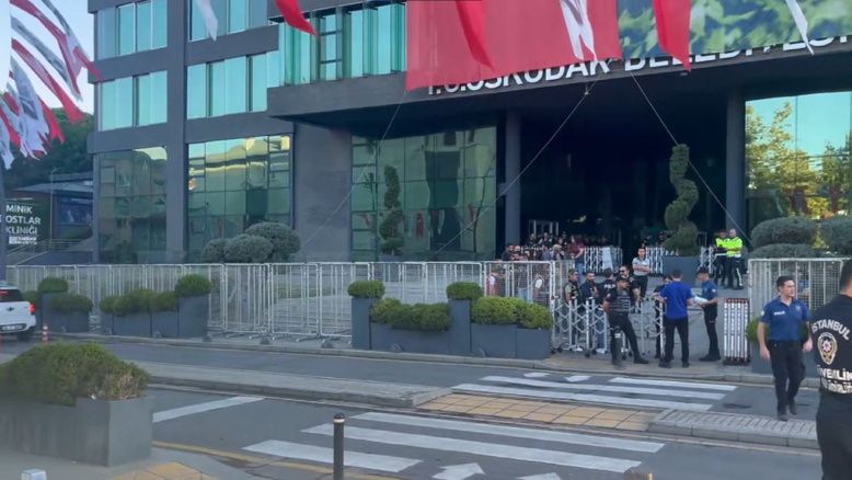 ÜSKÜDAR BELEDİYESİ ÖNÜNDE GÜVENLİK ÖNLEMLERİ