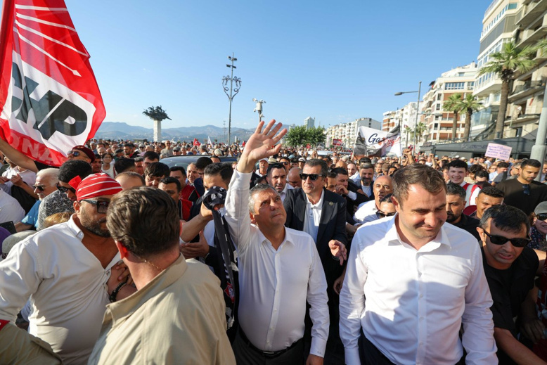 ÖZGÜR ÖZEL YENİ İZMİR İL BAŞKANLIĞI BİNASINDA