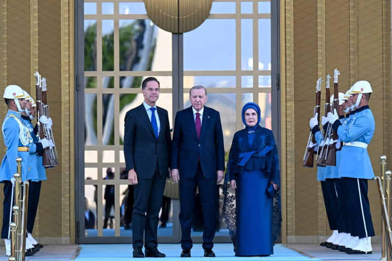 ERDOĞAN LİDERLERİ KAPIDA KARŞILIYOR