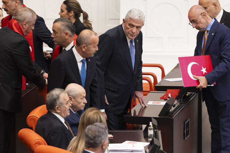 DERVİŞOĞLU VE BAHÇELİ TOKALAŞMADI