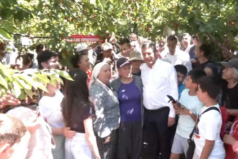 ÖZGÜR ÖZEL KİRAZ BAHÇESİNDE