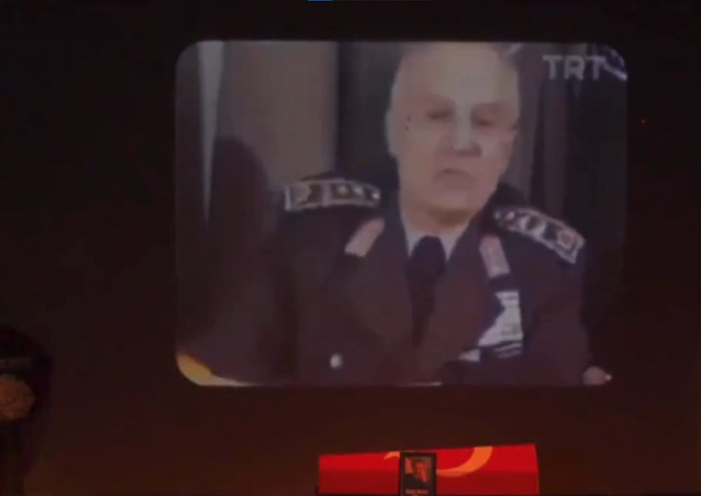 SALONDA KENAN EVREN GERGİNLİĞİ