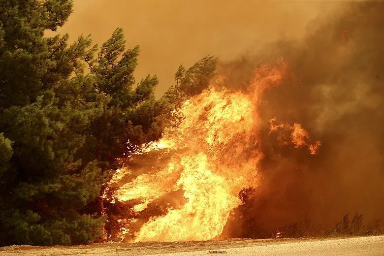 Kaş ve Muğla alev alev yanıyor! Evler boşaltıldı, hastane tahliye edildi, yollar kapandı - Resim : 1