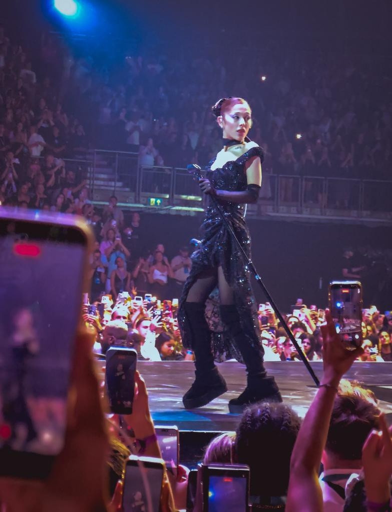 Ünlü şarkıcı son konserine çıktı: Sahnelere gözyaşlarıyla veda etti - Fotoğraf: 3