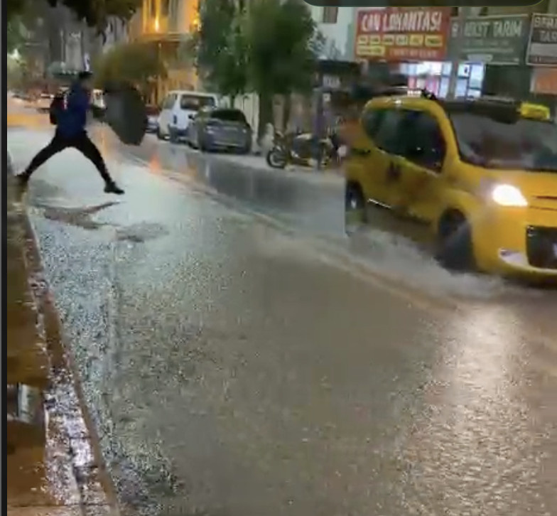 Sağanak bir anda bastırdı: Araçlar suya gömüldü cadde çöktü yollar kapandı - Resim : 3