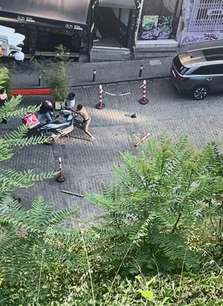 Beyoğlu'nun ortasına yarı çıplak çıkıp yol kesti! Dubalarla tekme tokat dövdüler - Resim : 2