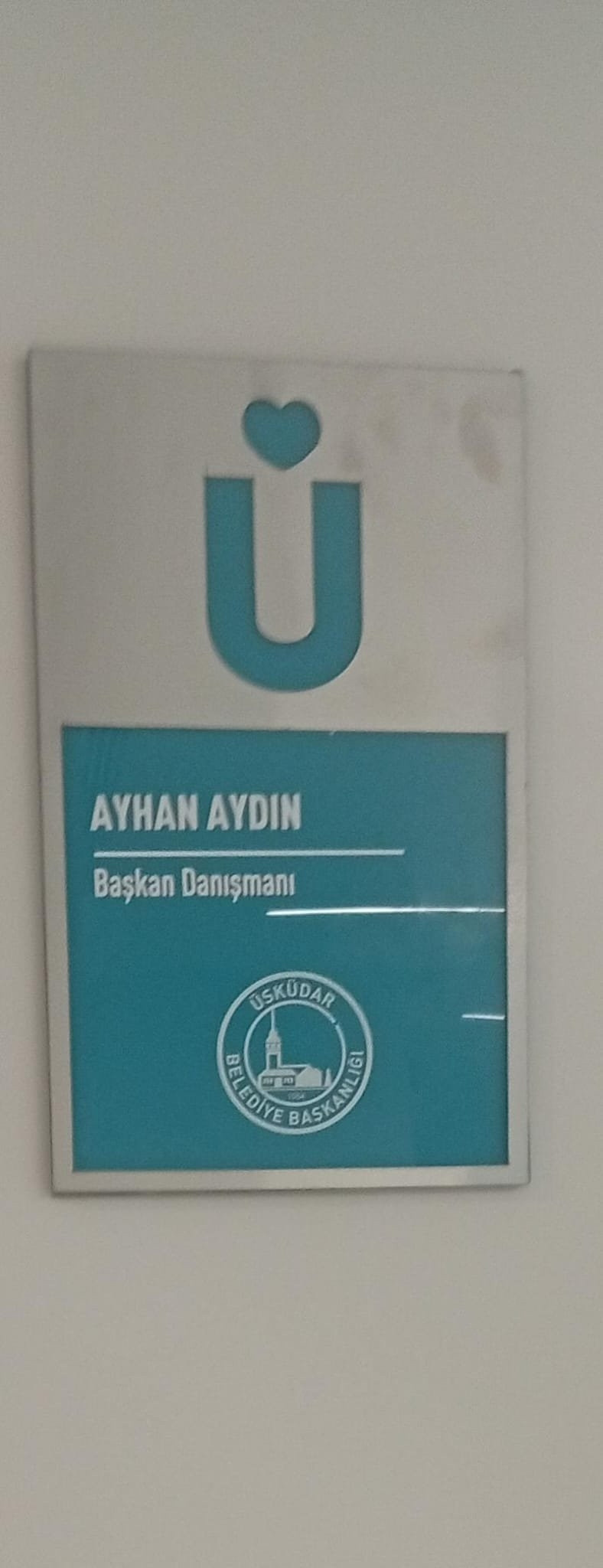 Üsküdar'da AKP'ye geçen CHP üyeleri ödüllerini olmayan başkan makamıyla aldı - Resim : 3