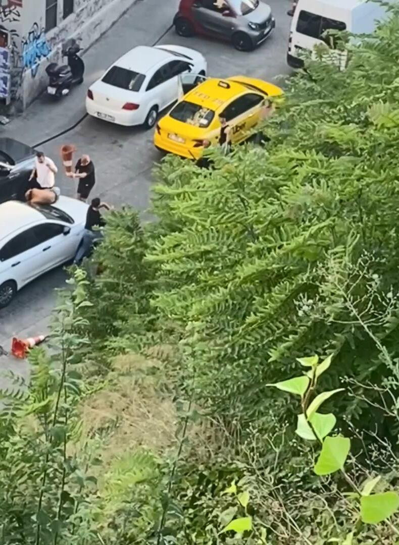 Beyoğlu'nun ortasına yarı çıplak çıkıp yol kesti! Dubalarla tekme tokat dövdüler - Resim : 6