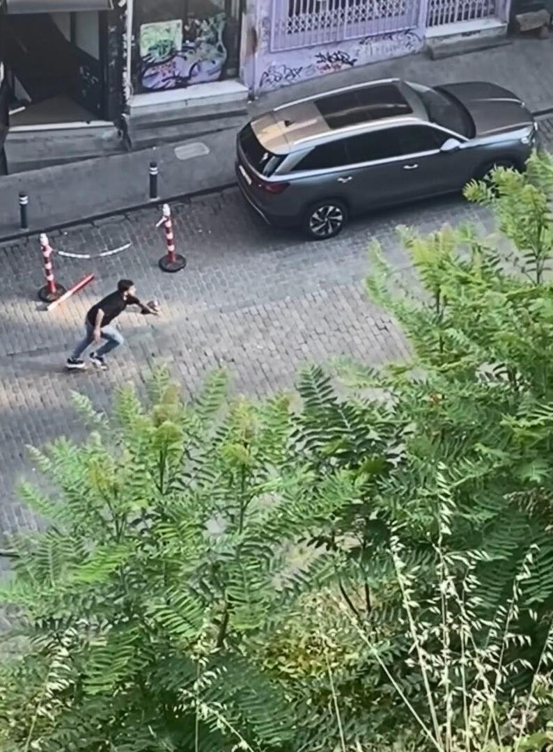 Beyoğlu'nun ortasına yarı çıplak çıkıp yol kesti! Dubalarla tekme tokat dövdüler - Resim : 4