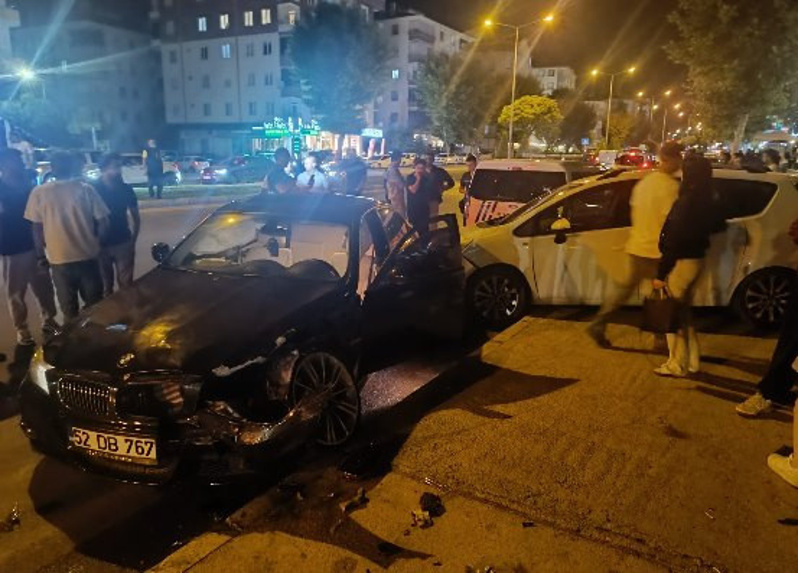 Gece mesaisindeki polislere çarptı! 2'si polis 4 yaralı! - Resim : 1