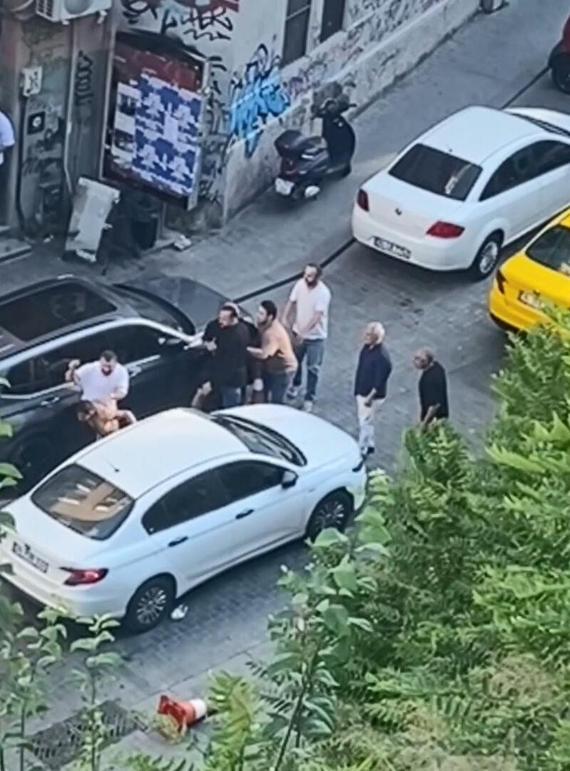 Beyoğlu'nun ortasına yarı çıplak çıkıp yol kesti! Dubalarla tekme tokat dövdüler - Resim : 5