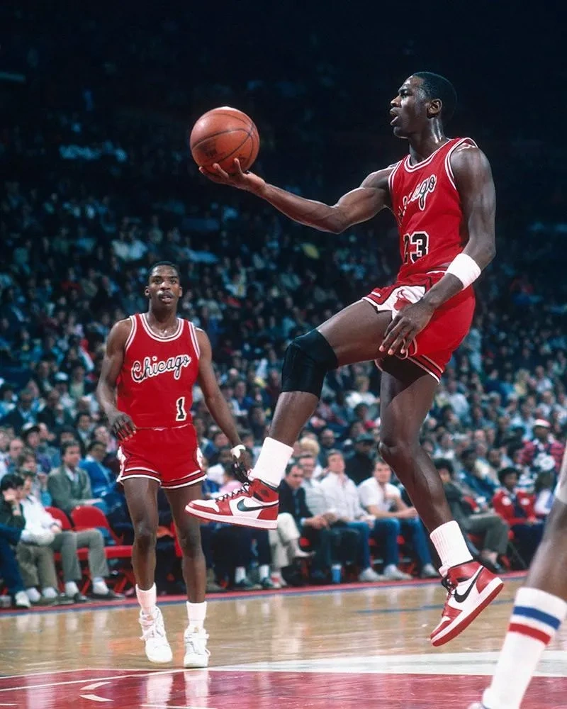 michael-jordan-in-ilk-air-jordan-i-560-bin-dolara-satildi-1589783766.webp