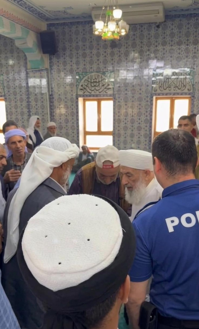 CHP'li Bakan'dan İçişleri'ne 'şeyh eli öpen polis' sorusu! 15 Temmuz'u ve sarıklı amirali hatırlattı - Resim : 1