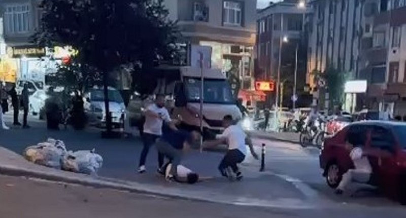 Yerde yatan adamı acımasızca tekmelediler: Yok artık dedirten vahşet kamerada - Resim : 2