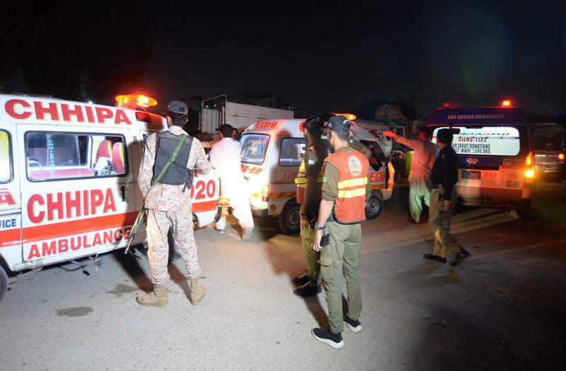 Pakistan'da askeri karargaha bombalı araçla saldırı: 3 ölü - Resim : 1