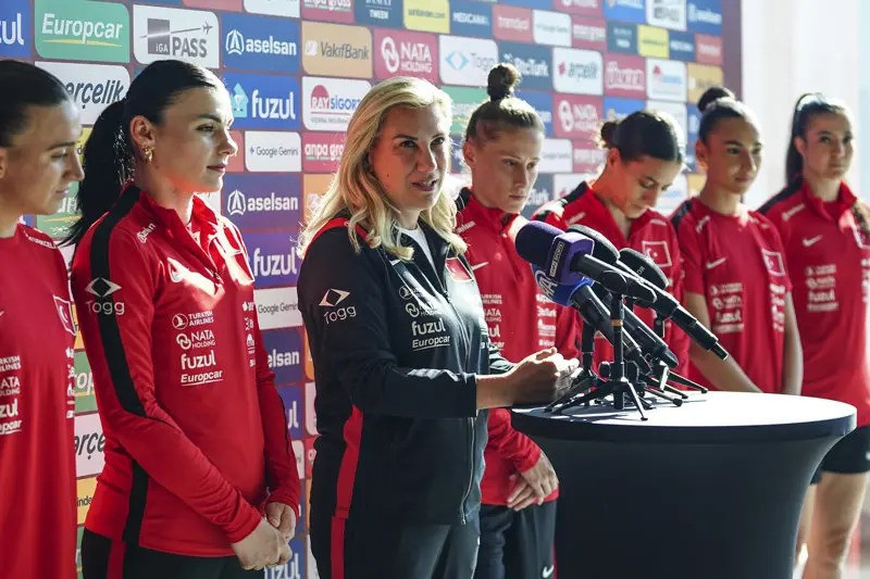 Milli takım garantiledi futbolcular havalara uçtu - Resim : 3