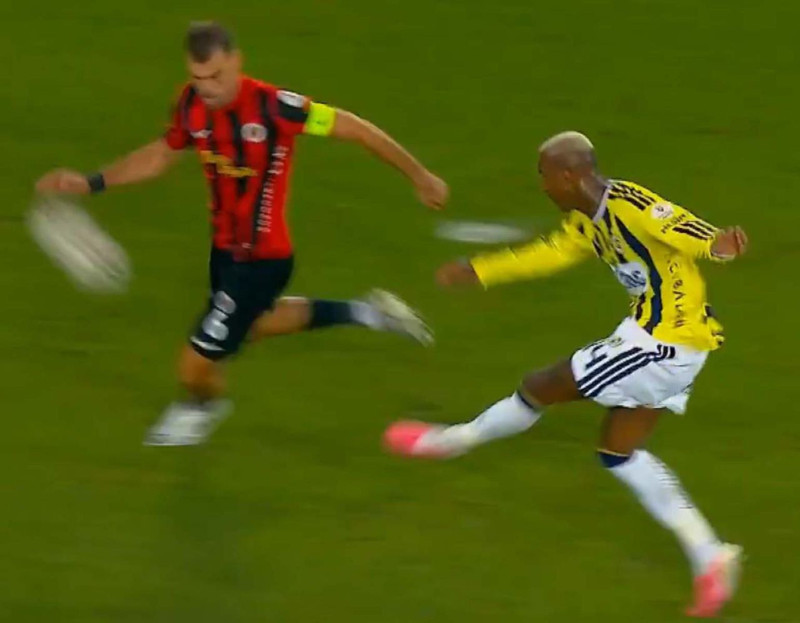 Fenerbahçe penaltı bekledi: VAR'ın neden devreye girmediği açıklandı - Resim : 1