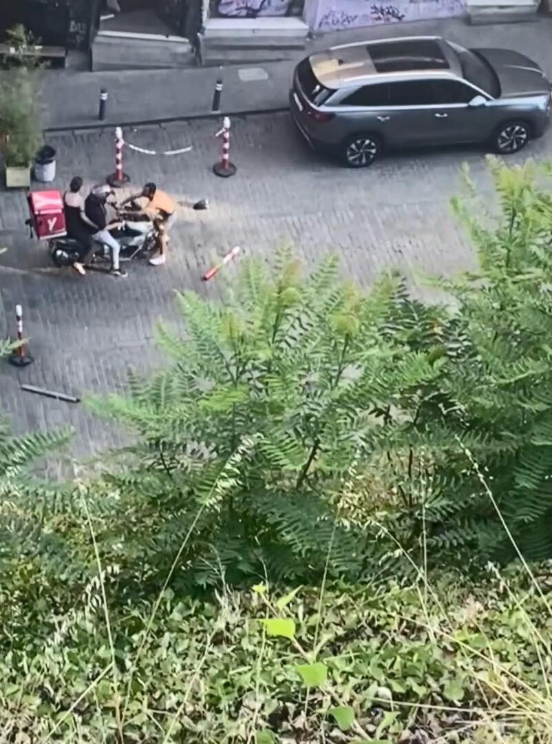 Beyoğlu'nun ortasına yarı çıplak çıkıp yol kesti! Dubalarla tekme tokat dövdüler - Resim : 1