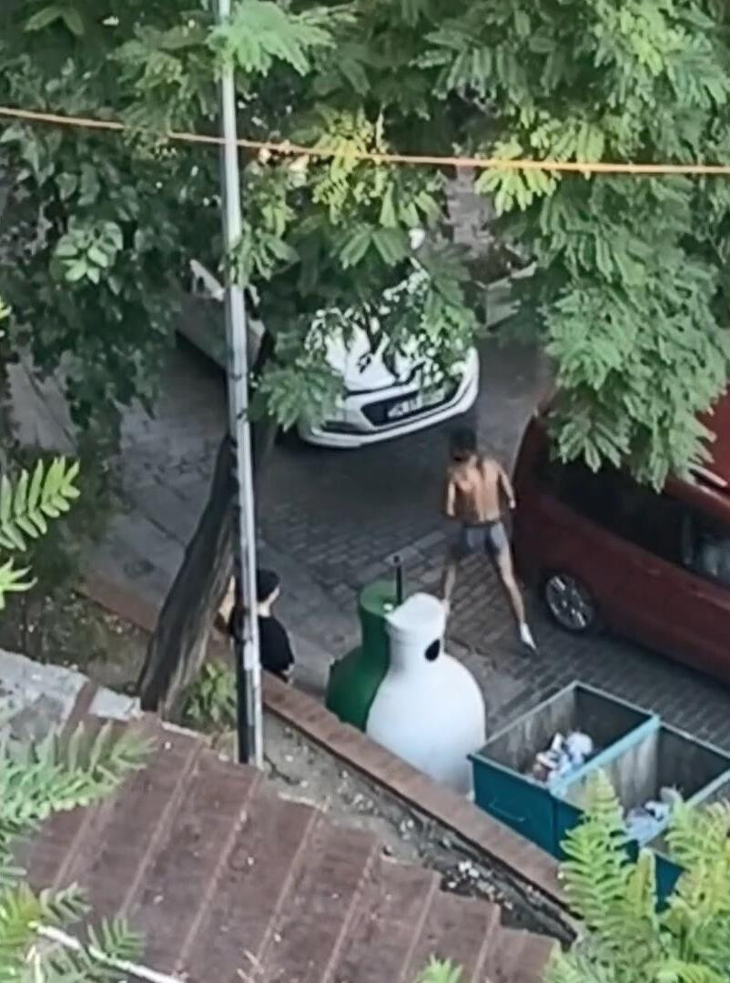 Beyoğlu'nun ortasına yarı çıplak çıkıp yol kesti! Dubalarla tekme tokat dövdüler - Resim : 7