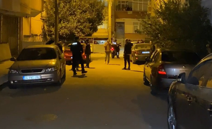 Sokak ortasında motosikletli saldırgan dehşeti: Dükkan önünde otururken vuruldu - Resim : 1