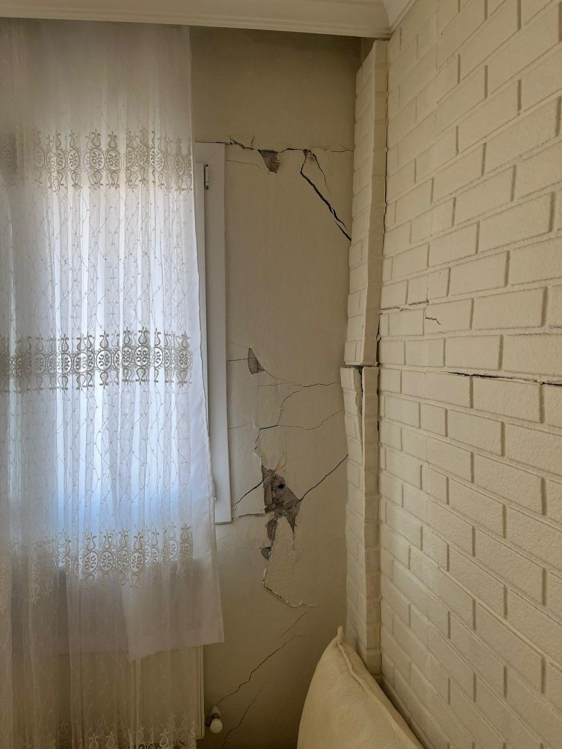 depremde-etkilenmeyen-evler-metro-calismasinda-catladi-9.jpg
