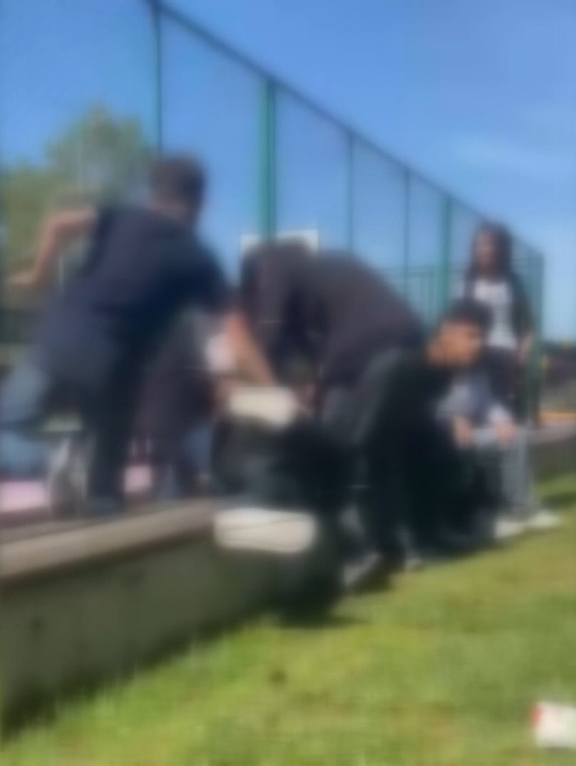 Bir grup çocuk sınıf arkadaşlarını öldüresiye dövdü! O anlarda kameralar kayıttaydı - Resim : 4