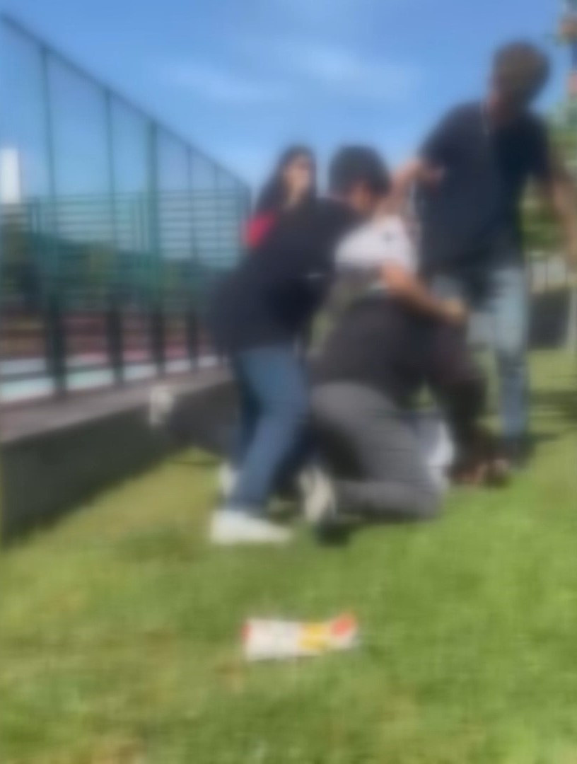 Bir grup çocuk sınıf arkadaşlarını öldüresiye dövdü! O anlarda kameralar kayıttaydı - Resim : 1