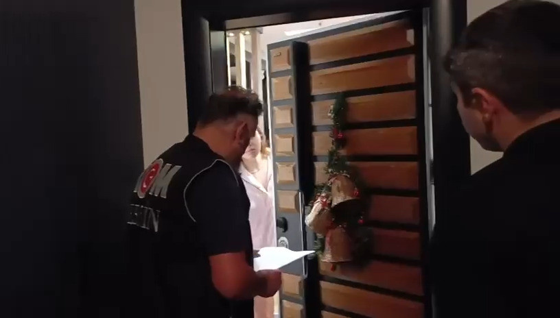 Mersin operasyonunda evinden alınan bir kadının pijamalı görüntüsü paylaşıldı! "Hiç utanmanız kalmadı mı?" - Resim : 1