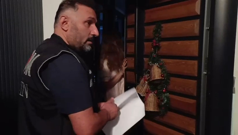 Mersin operasyonunda evinden alınan bir kadının pijamalı görüntüsü paylaşıldı! "Hiç utanmanız kalmadı mı?" - Resim : 2