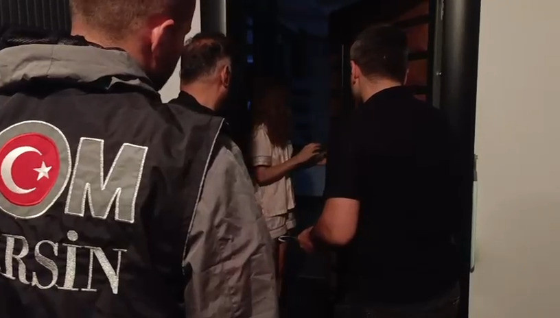 Mersin operasyonunda evinden alınan bir kadının pijamalı görüntüsü paylaşıldı! "Hiç utanmanız kalmadı mı?" - Resim : 3