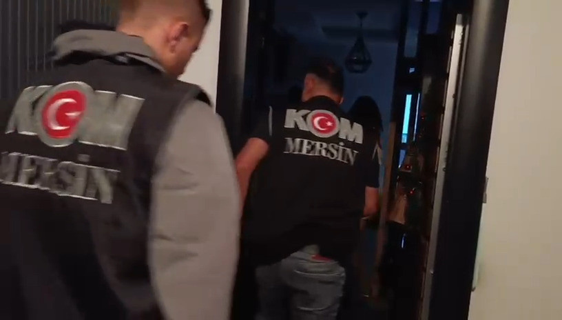 Mersin operasyonunda evinden alınan bir kadının pijamalı görüntüsü paylaşıldı! "Hiç utanmanız kalmadı mı?" - Resim : 4