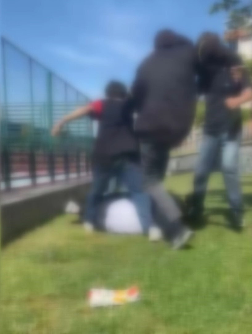 Bir grup çocuk sınıf arkadaşlarını öldüresiye dövdü! O anlarda kameralar kayıttaydı - Resim : 5