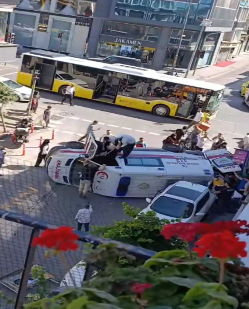 İstanbul'da İETT otobüsü ambulansa çarptı: Yaralılar var - Resim : 4