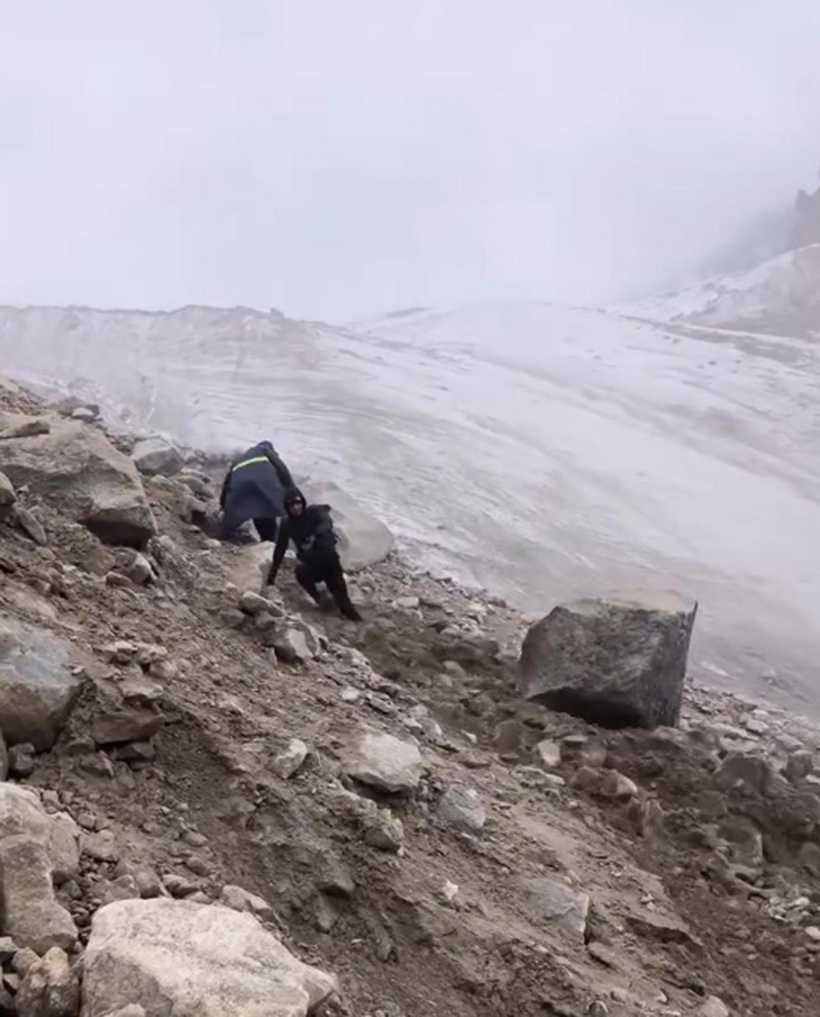 Son dakika | Ağrı Dağı’nda heyelan: Dev kayaların altında kalmaktan son anda kurtuldular - Resim : 2