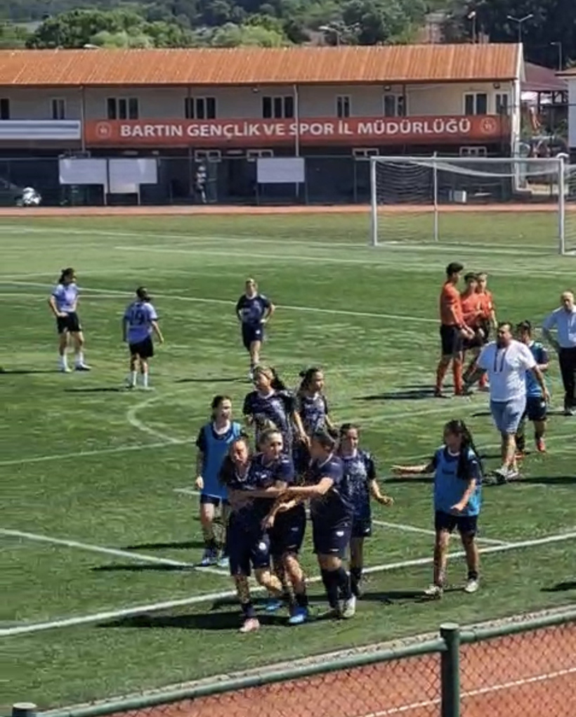 Kadın futbolcular birbirine girdi: Saç saça baş başa kavga - Resim : 3