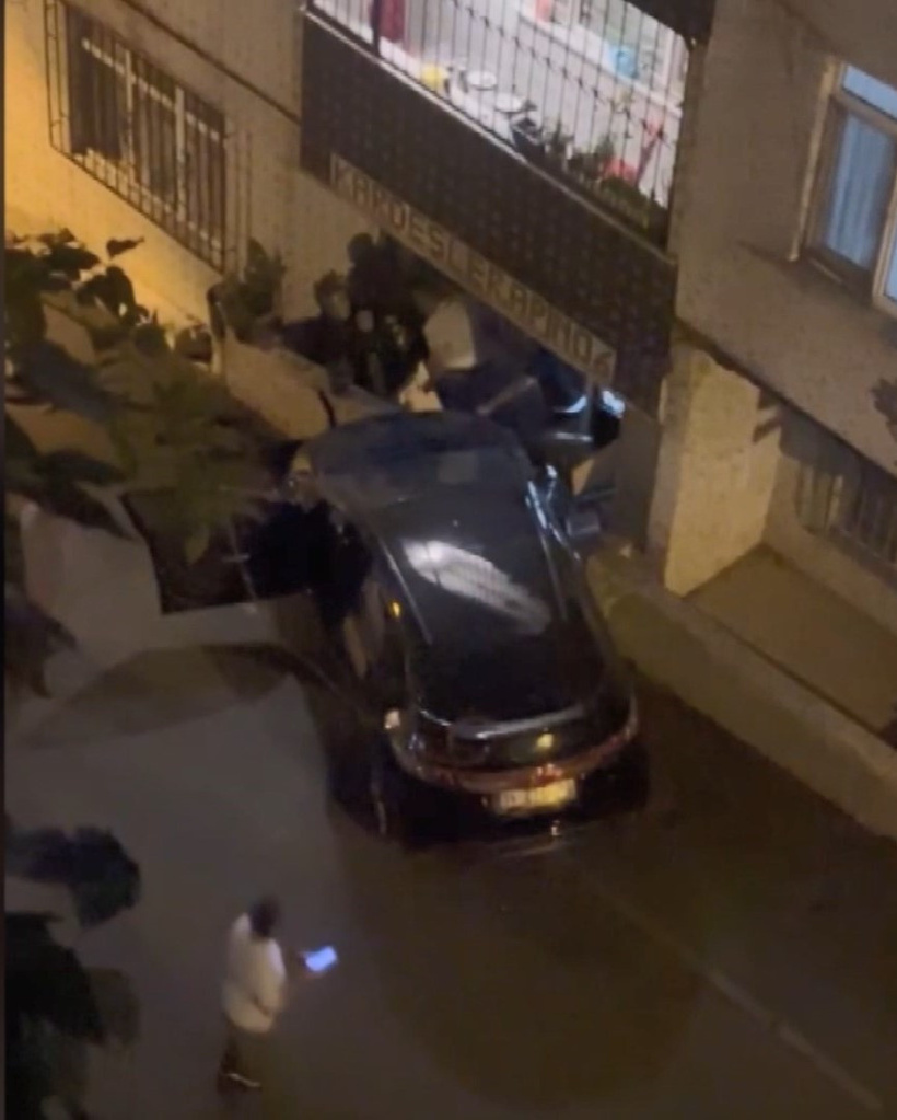Yokuş aşağı kaydı, doğal gaz kutusuna çarptı: 3 katlı bina tahliye edildi! - Resim : 1