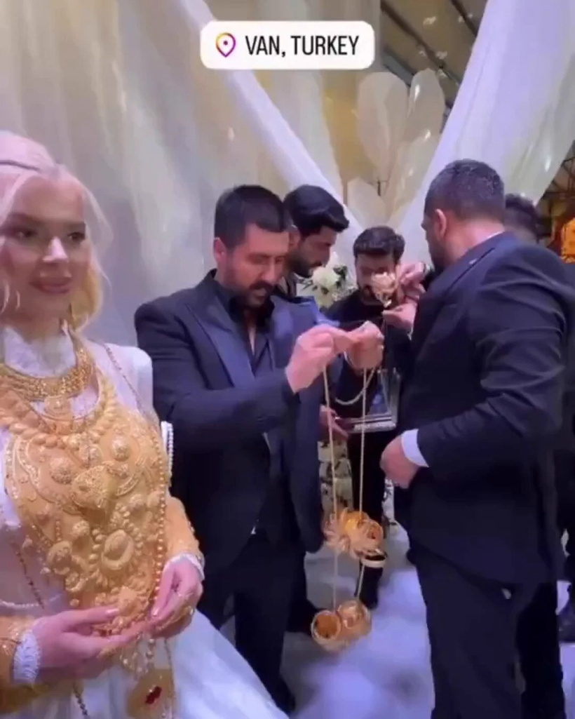 Fenomen Çağla Öz Vanlı Kara Haydar ile evlendi: Tepeden tırnağa altınla kaplandı! - Resim : 3