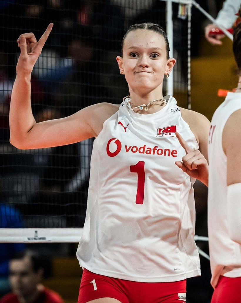 Yaşı 16 boyu 1.96 artık o da Filenin Sultanı: Kimdir bu Aylin Uysalcan? - Fotoğraf: 11