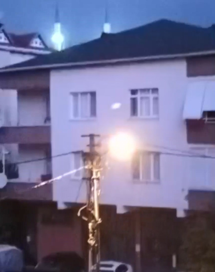 Meteoroloji'den kritik uyarı geldi: İstanbul'da gece yarısı şimşekler çaktı, sağanak vurdu - Fotoğraf: 4