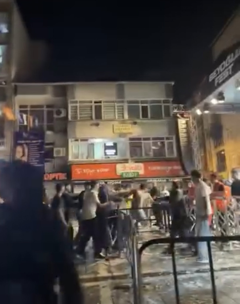 Ünlü rapçinin konserinde ortalık bir anda karıştı! Beyoğlu’nda tekme ve yumruklar havada uçuştu - Resim : 5
