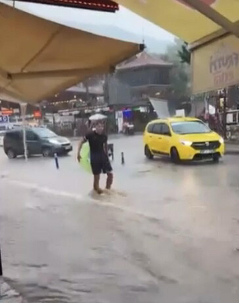 Fethiye'de yollar göle döndü: Şişme yataklarla sel sularında yüzdüler! - Resim : 1