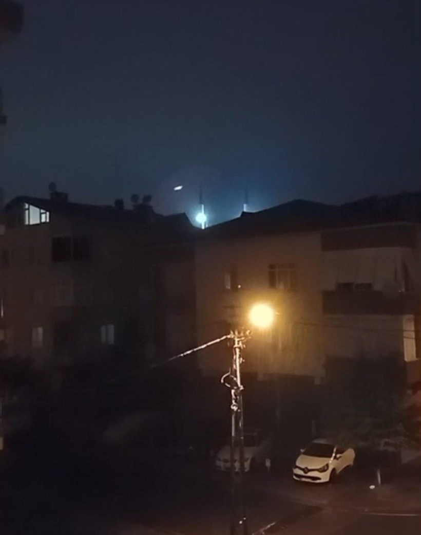 Meteoroloji'den kritik uyarı geldi: İstanbul'da gece yarısı şimşekler çaktı, sağanak vurdu - Fotoğraf: 3